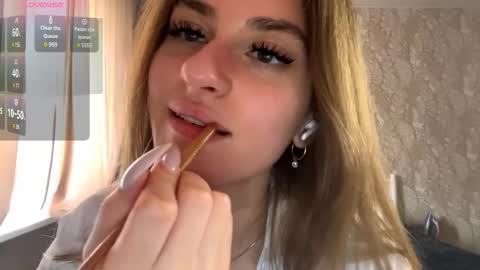 Snapshot of odelinabain chatting on 09/14/25, 09:30 Mia online show from 09/14/25, 09:30