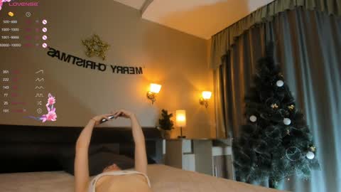 Lynna online show from 01/11/25, 01:06