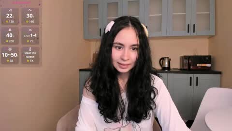 Snapshot of ohminnie chatting on 05/24/26, 05:23 Maria online show from 05/24/26, 05:23