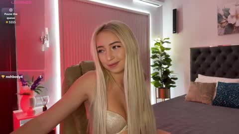 Snapshot of ohmyemma chatting on 09/14/25, 01:05 Emma online show from 09/14/25, 01:05