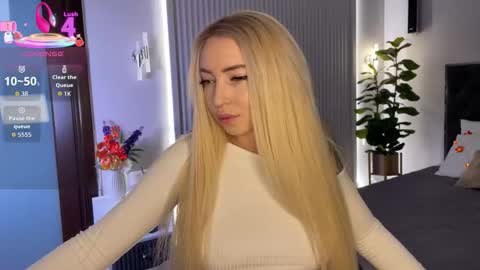 Snapshot of ohmyemma chatting on 10/15/25, 01:28 Emma online show from 10/15/25, 01:28