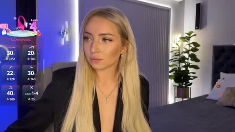 Snapshot of ohmyemma chatting on 10/18/25, 01:30 Emma online show from 10/18/25, 01:30