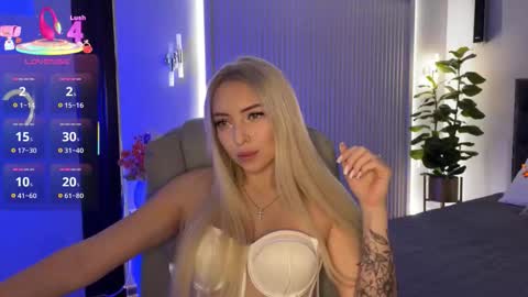 Snapshot of ohmyemma chatting on 10/20/25, 01:17 Emma online show from 10/20/25, 01:17