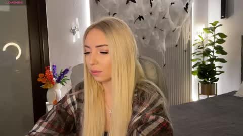 Snapshot of ohmyemma chatting on 10/27/25, 01:09 Emma online show from 10/27/25, 01:09