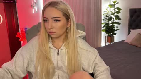 Snapshot of ohmyemma chatting on 11/03/25, 01:19 Emma online show from 11/03/25, 01:19