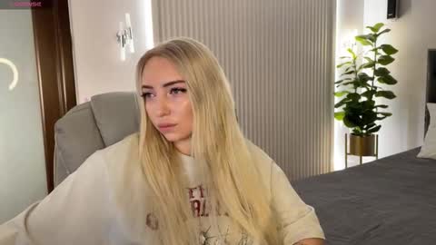 Snapshot of ohmyemma chatting on 11/17/25, 01:55 Emma online show from 11/17/25, 01:55