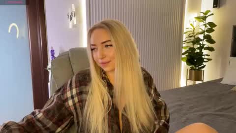 Snapshot of ohmyemma chatting on 11/19/25, 01:16 Emma online show from 11/19/25, 01:16