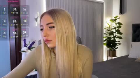 Snapshot of ohmyemma chatting on 11/21/25, 01:04 Emma online show from 11/21/25, 01:04