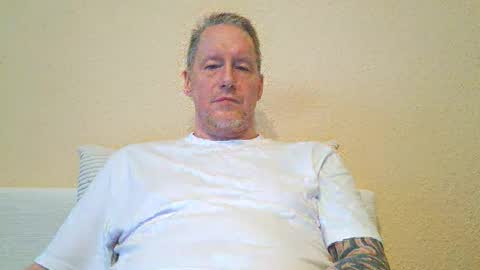 Snapshot of olavdelux chatting on 12/16/25, 09:47 olavdelux online show from 12/16/25, 09:47