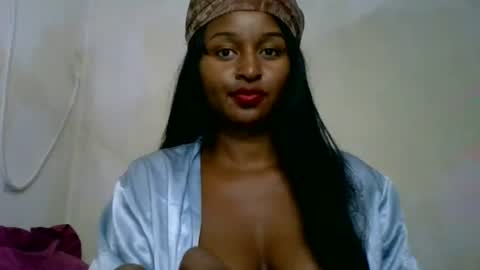 Snapshot of olinah610 chatting on 06/21/26, 10:18 olinah610 online show from 06/21/26, 10:18