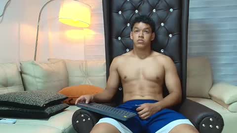 Snapshot of oliver_evans_19 chatting on 06/01/26, 02:35 O L I V E R online show from 06/01/26, 02:35