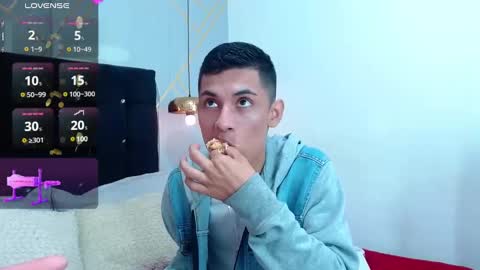 Snapshot of oliver_king_sex chatting on 01/14/25, 05:45 Oliver Smith online show from 01/14/25, 05:45