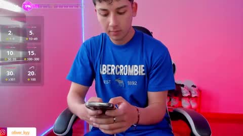 Snapshot of oliver_kyy chatting on 10/20/25, 07:36 oliveeer online show from 10/20/25, 07:36