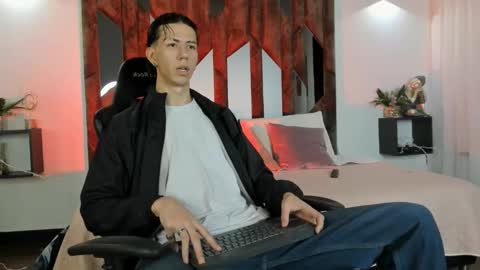 oliverthompson_01 online show from 09/10/25, 03:06