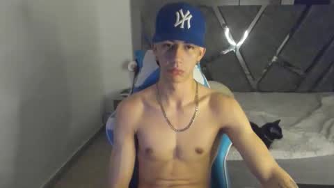 oliverthompson_01 online show from 10/10/25, 07:51