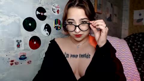 Snapshot of olivia_defo chatting on 09/19/25, 12:06 olivia_defo online show from 09/19/25, 12:06