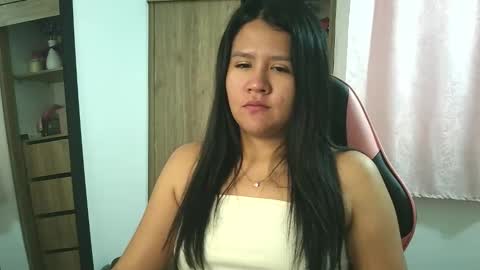 Snapshot of olivia_watson_ chatting on 11/19/25, 01:00 Olivia online show from 11/19/25, 01:00