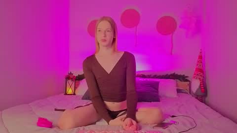 Snapshot of oliviaapink chatting on 12/05/25, 05:20 oliviaapink online show from 12/05/25, 05:20