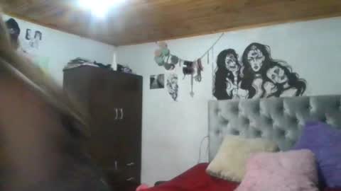 Snapshot of oliviabluee10 chatting on 01/25/25, 01:43 oliviabluee10 online show from 01/25/25, 01:43