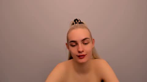 Snapshot of oliviahappy chatting on 01/10/26, 09:30 oliviaBeauty online show from 01/10/26, 09:30