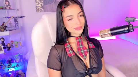 Olivia Mcneill  online show from 12/05/25, 12:03