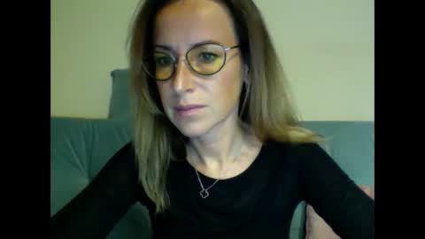 olyra11 online show from 12/16/25, 06:57