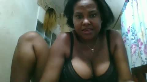 Snapshot of olyvienne90 chatting on 11/27/25, 01:02 olyvienne90 online show from 11/27/25, 01:02