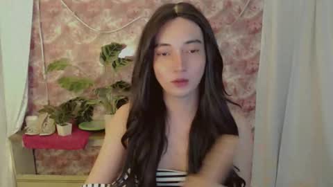 Snapshot of onelesslonelygirl69 chatting on 05/25/26, 05:19 KLIER online show from 05/25/26, 05:19