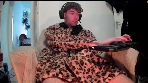onesieboyx online show from 03/04/25, 11:19