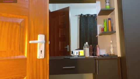 Snapshot of online_bestie chatting on 09/21/25, 08:05 Bestie online show from 09/21/25, 08:05