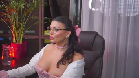 Nicolle online show from 01/05/25, 01:56
