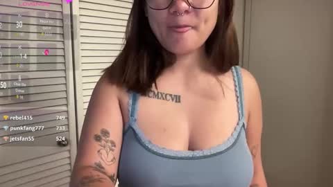 Snapshot of oohhellothere chatting on 11/12/25, 08:19 Miss Girly online show from 11/12/25, 08:19