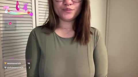 Snapshot of oohhellothere chatting on 11/13/25, 08:35 Miss Girly online show from 11/13/25, 08:35