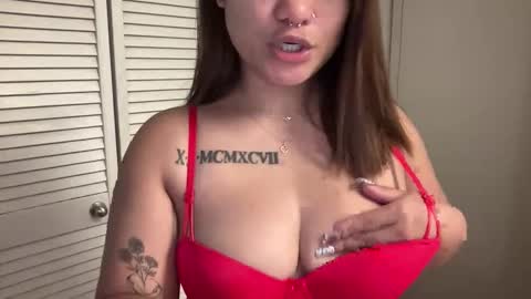 Snapshot of oohhellothere chatting on 11/18/25, 08:57 Miss Girly online show from 11/18/25, 08:57