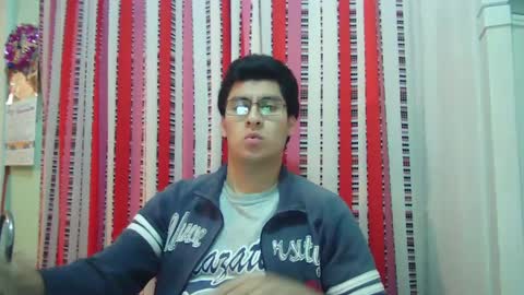 Snapshot of oomaurooo chatting on 12/23/24, 10:32 oomaurooo online show from 12/23/24, 10:32