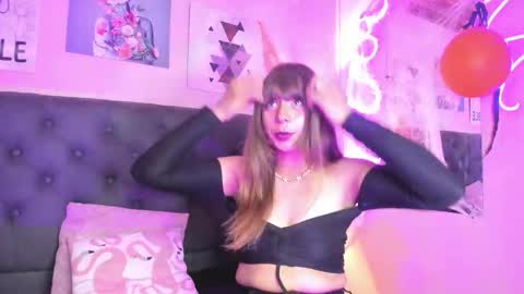 Snapshot of ophelune chatting on 10/20/25, 12:16 ophelune online show from 10/20/25, 12:16