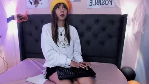 Snapshot of ophelune chatting on 10/22/25, 01:22 ophelune online show from 10/22/25, 01:22