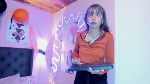 Snapshot of ophelune chatting on 10/25/25, 01:07 ophelune online show from 10/25/25, 01:07