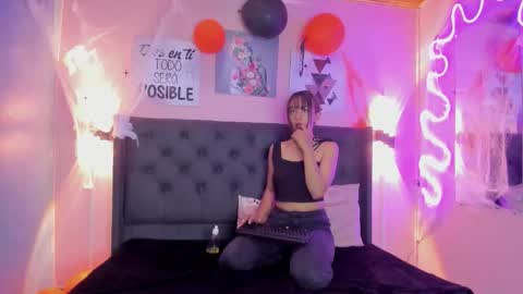 Snapshot of ophelune chatting on 10/27/25, 01:26 ophelune online show from 10/27/25, 01:26