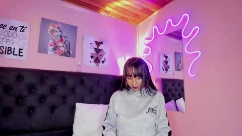 Snapshot of ophelune chatting on 11/04/25, 01:21 ophelune online show from 11/04/25, 01:21