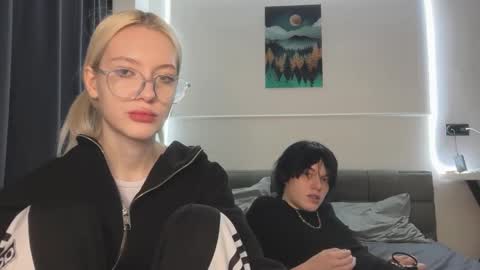 Bella and John online show from 12/04/25, 11:41