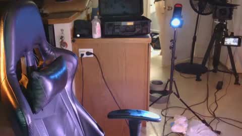 Snapshot of oregoncameraman chatting on 06/14/26, 11:23 oregoncameraman online show from 06/14/26, 11:23