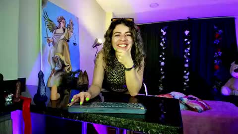 Snapshot of oriana_thomson2 chatting on 02/10/25, 05:03 Oriana online show from 02/10/25, 05:03
