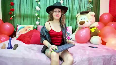 Snapshot of oriana_thomson2 chatting on 02/12/25, 10:04 Oriana online show from 02/12/25, 10:04