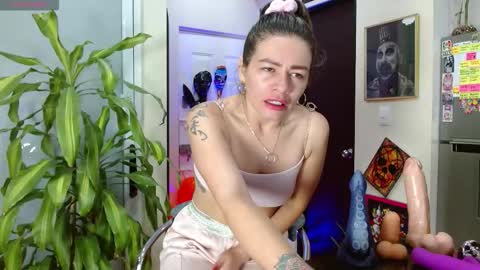 Snapshot of oriana_thomson2 chatting on 10/14/25, 10:38 Oriana online show from 10/14/25, 10:38