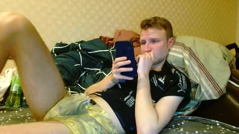 Snapshot of oscar_wildy chatting on 10/27/25, 02:54 Oscar online show from 10/27/25, 02:54