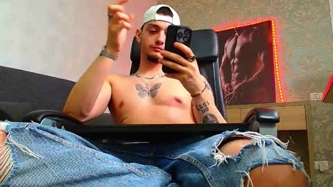 Snapshot of oscargriffin chatting on 02/16/25, 04:10 OscarGriffin online show from 02/16/25, 04:10