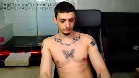 Snapshot of oscargriffin chatting on 02/25/25, 12:34 OscarGriffin online show from 02/25/25, 12:34