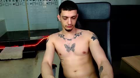 Snapshot of oscargriffin chatting on 02/25/25, 03:38 OscarGriffin online show from 02/25/25, 03:38