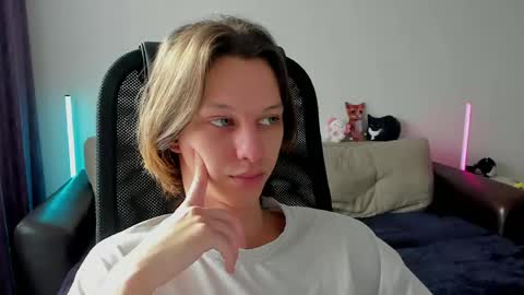Snapshot of ostin_meoww chatting on 04/09/26, 10:42 Ostin online show from 04/09/26, 10:42